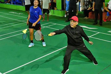 kp-oli-in-badminton-court