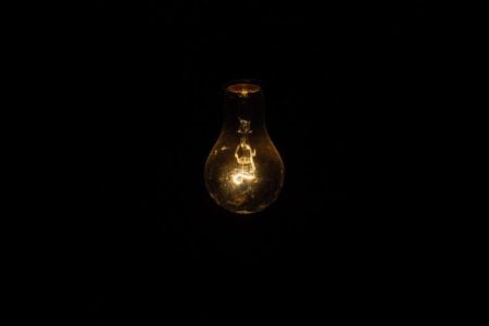light-bulb-1081844_1280-750x500