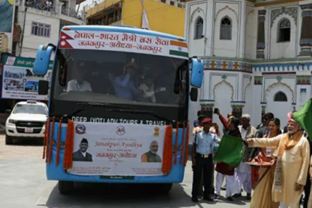 nepal-india-bus_gs9LIG7yjF