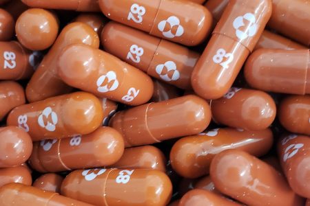 FILE PHOTO: An experimental COVID-19 treatment pill, called molnupiravir and being developed by Merck & Co Inc and Ridgeback Biotherapeutics LP, is seen in this undated handout photo released by Merck & Co Inc and obtained by Reuters May 17, 2021. Merck & Co Inc/Handout via REUTERS   ATTENTION EDITORS - THIS IMAGE HAS BEEN SUPPLIED BY A THIRD PARTY. MANDATORY CREDIT./File Photo