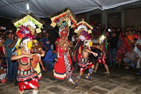 महाकाली नाच प्रदर्शन
sf7df8f}F, #@ ;fpg -/f;;_ M मध्यपुर थिमि– ७ नगदेशमा महाकाली नाच प्रदर्शन गर्दै स्थाgLo afl;Gbf । नगदेश सांस्कृतिक पुचMबाट हरेक वर्ष गाईजात्रााकाे भाेलिपल्टदेखि ४ दिनसम्म नगदेहकाे विभिन्न क्षेेत्रामा प्रb{शन गरिन्छ । t:jL/ M रत्न श्रेष्ठ