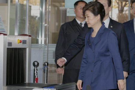 (170331) -- SEOUL, March 31, 2017 (Xinhua) -- Former South Korean President Park Geun-hye (Front) arrives at the Seoul Central District Court in Seoul, South Korea, on March 30, 2017. A South Korean court issued a warrant to arrest former President Park Geun-hye early Friday, making the country's first female leader the third former president to be taken into custody, according to local media. (Xinhua/POOL)
