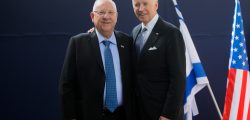 President Reuven Rivlin (L) poses for a picture with United States Vice President Joe Biden before delivering joint statements at the President's residence in Jerusalem on March 9, 2016. Photo by Yonatan Sindel/Flash90 *** Local Caption *** â'å áééãï
ñâï ðùéà àøöåú äáøéú
áé÷ïø
áéú äðùéà
îñéáú òéúåðàéí
äðùéà øàåáï øéáìéï