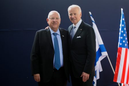 President Reuven Rivlin (L) poses for a picture with United States Vice President Joe Biden before delivering joint statements at the President's residence in Jerusalem on March 9, 2016. Photo by Yonatan Sindel/Flash90 *** Local Caption *** â'å áééãï
ñâï ðùéà àøöåú äáøéú
áé÷ïø
áéú äðùéà
îñéáú òéúåðàéí
äðùéà øàåáï øéáìéï