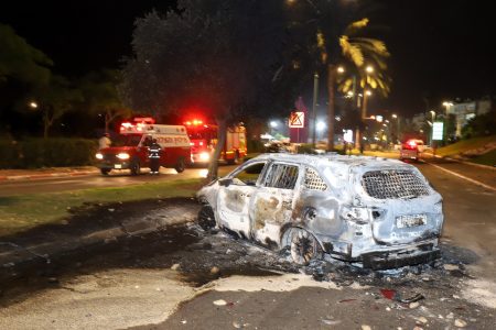 A car set on fire by Israeli Arab residents during riots and clashes between Arab and Jewish residents, in the central Israeli town of Lod, on December 12, 2021. Photo by Yossi Aloni/FLASH90 *** Local Caption *** מהומות
לוד