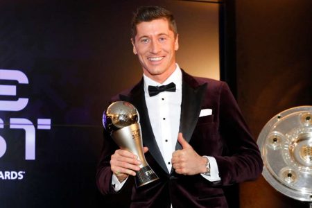 robert-lewandowski-fifa-the-best-award-trophy-1024x683