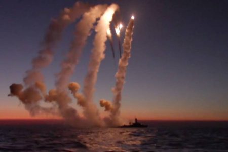 rusia-gempur-ukraina-dengan-rudal-jelajah-kalibr-ini-videonya-swt