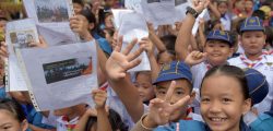 Thai students smile as they hold pictures of 12 boys and a fooball coach at a school in front of hospital where the boys rescued after being trapped in a nearby cave for 18 harrowing days have been brought for observation in Chiang Rai on July 11, 2018.
The final five members of a young football team were rescued from a flooded Thai cave on July 10, after spending 18 harrowing days trapped deep inside, completing an astonishing against-the-odds rescue mission that captivated the world. / AFP PHOTO / TANG CHHIN Sothy