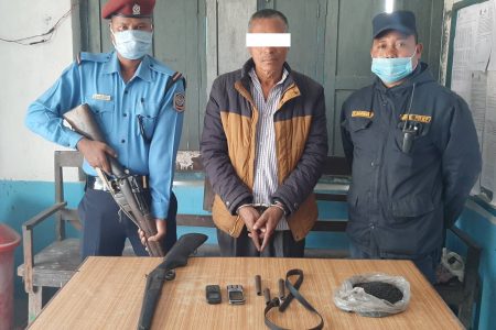हतियार सहित मानिस पक्राउ